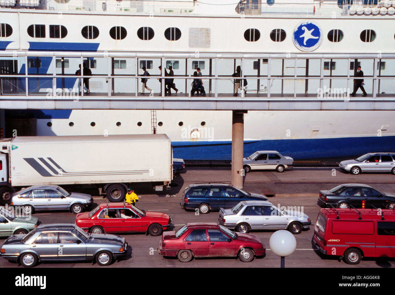 Imbarco di auto e persone su nave traghetto/, Stoccolma, Svezia Foto Stock