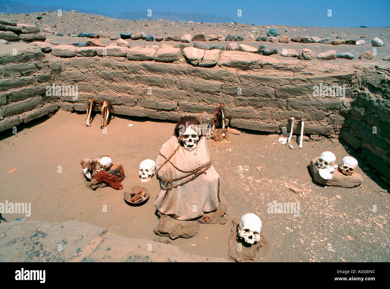 Antico resti umani/scheletro nella tomba, al cimitero di Chauchilla, Nazca, Perù Foto Stock