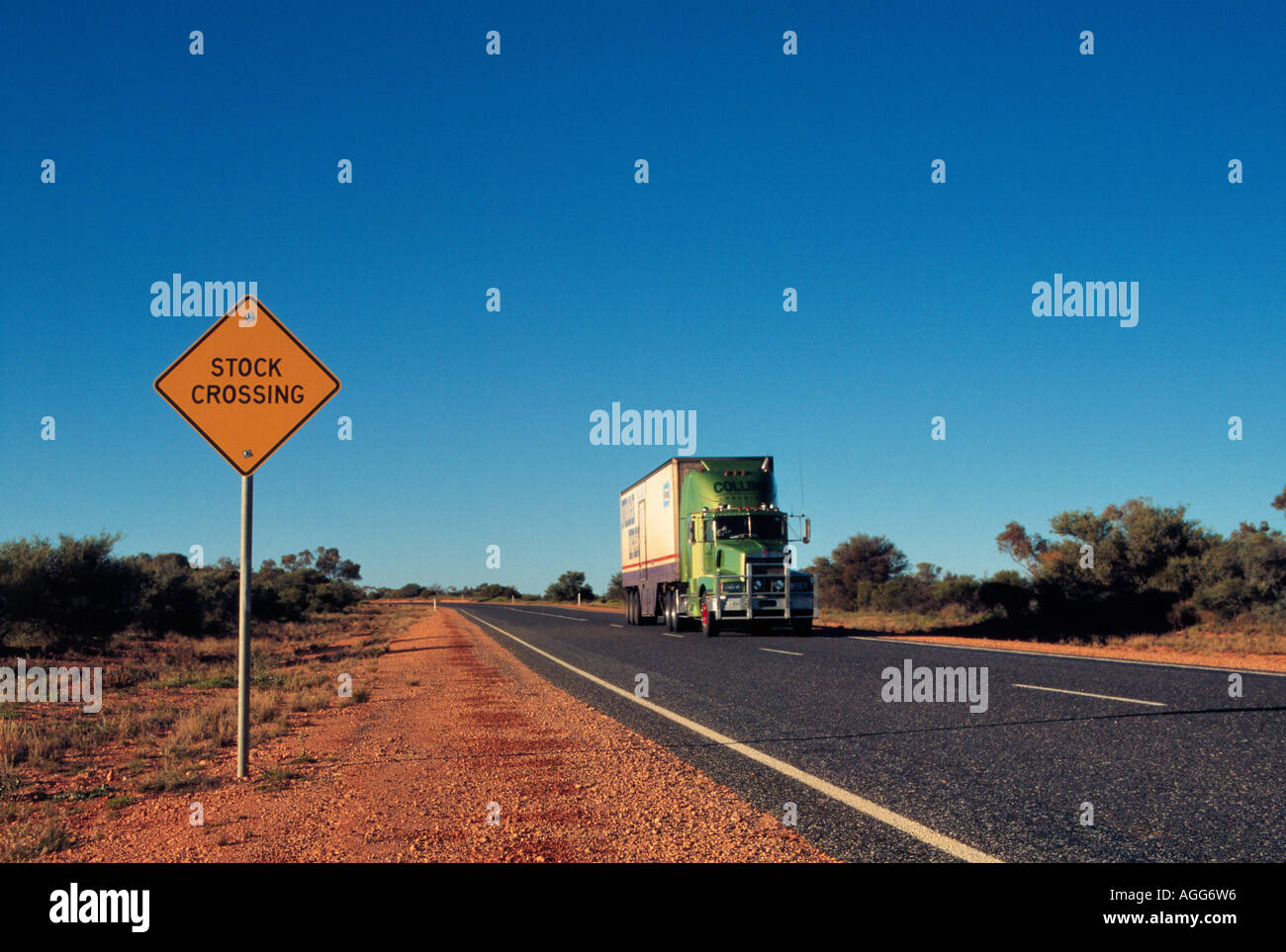 Attraversamento di stock segno accanto alla strada di campagna, Territorio del Nord, l'Australia Foto Stock