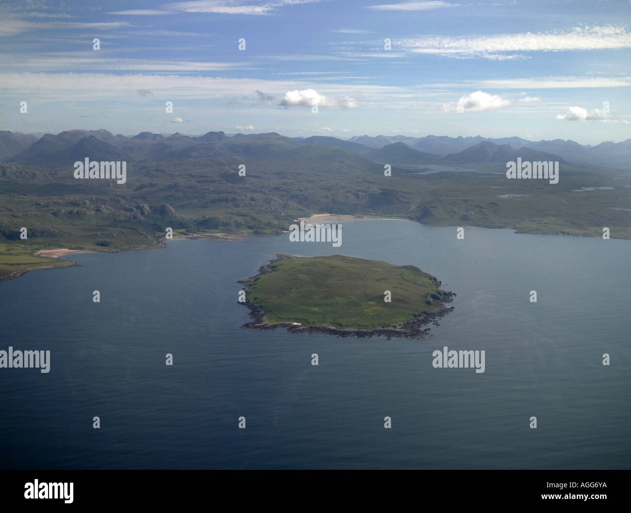 Gruinard Island e Bay, con il grande deserto dietro, dall'aria, Wester Ross, a nord-ovest della Scozia, 2006 Foto Stock