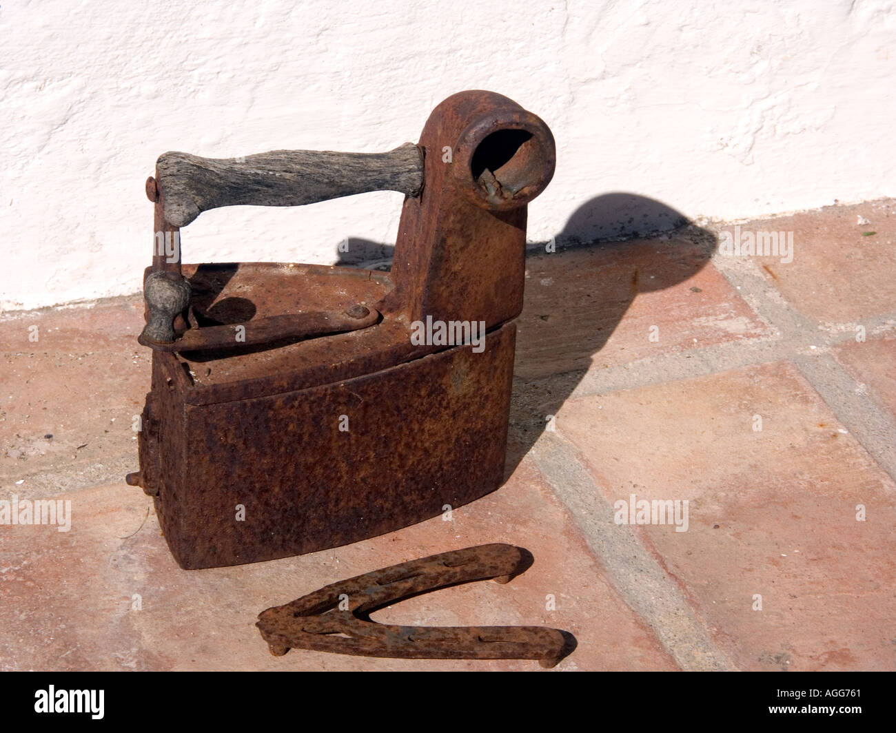 Vecchio Ferro da stiro a vapore e Stand antico periodo classico arrugginito  non ripristinati ruggine Foto stock - Alamy