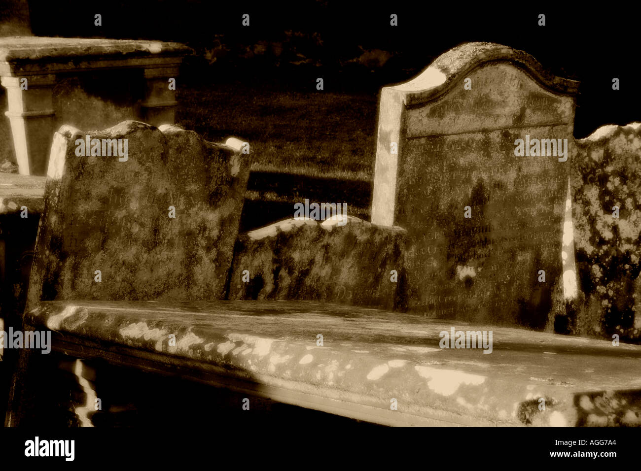 Vecchie lapidi nel cimitero Foto Stock