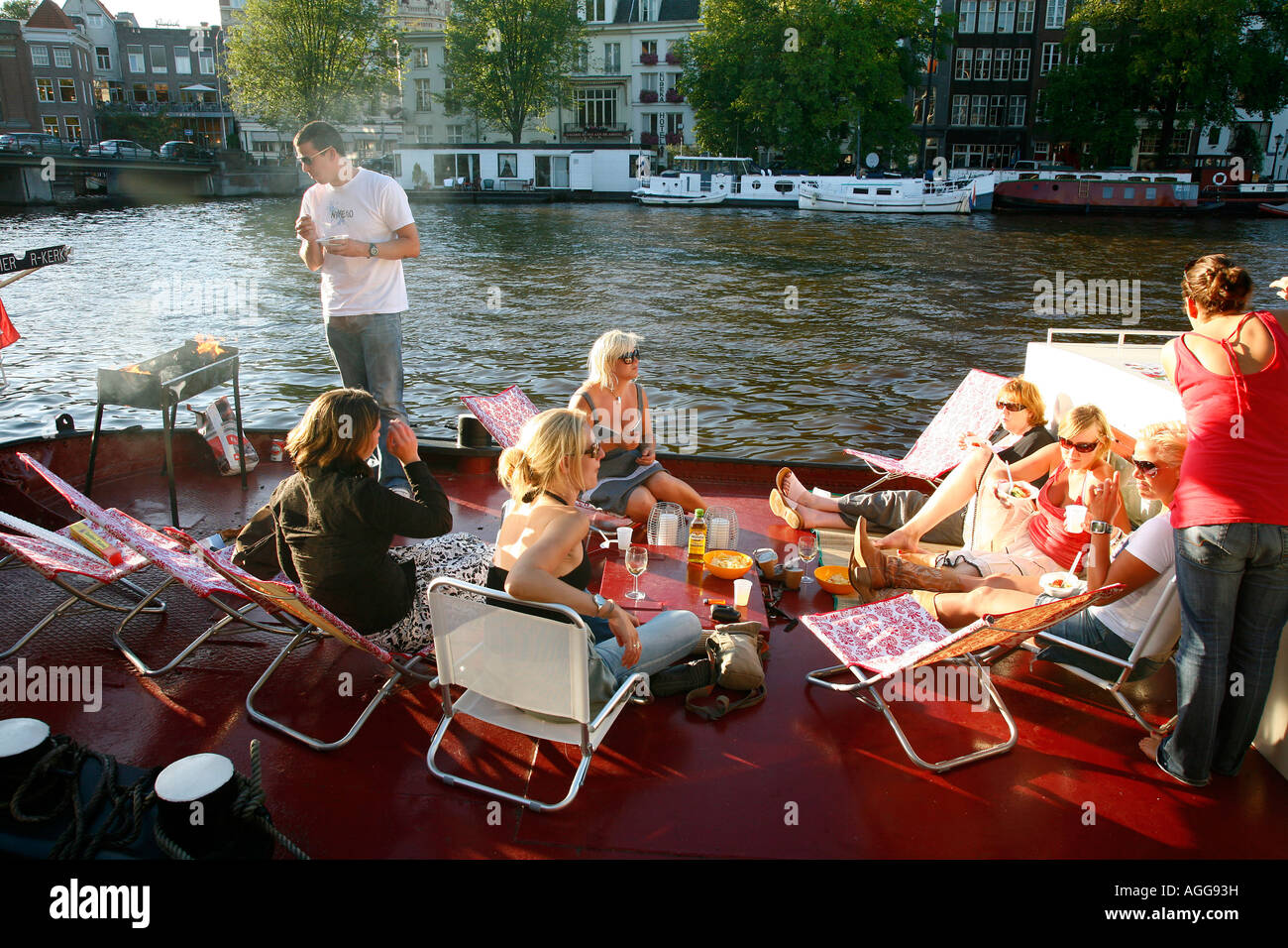 Le persone aventi un barbecue sulla loro barca Amsterdam Olanda Foto Stock