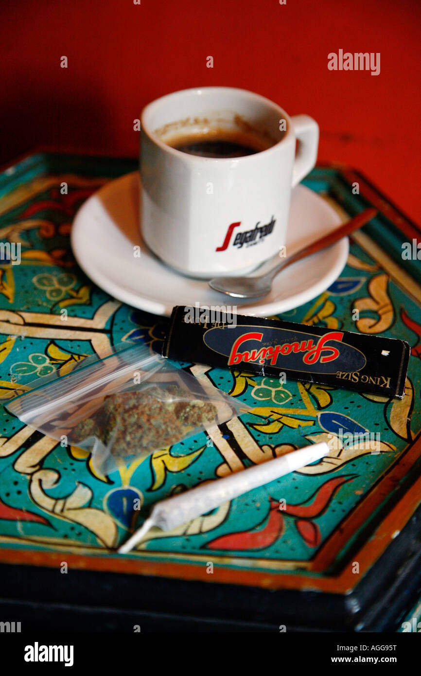 Un giunto e una tazza di caffè ad un coffee shop Amsterdam Olanda Foto Stock