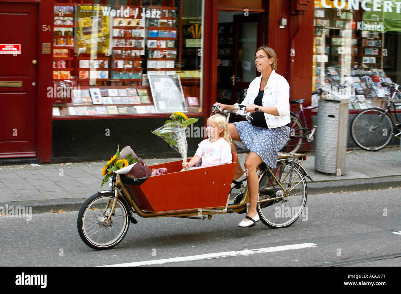 La donna in sella ad una bicicletta con sua figlia di Amsterdam Olanda Foto Stock