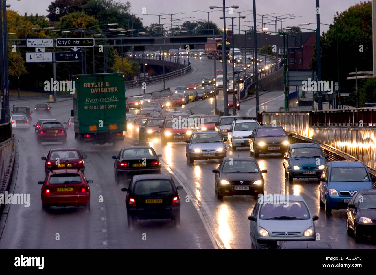 Il traffico delle ore di punta il traffico di lasciare Birmingham su un umido serata autunnale Foto Stock
