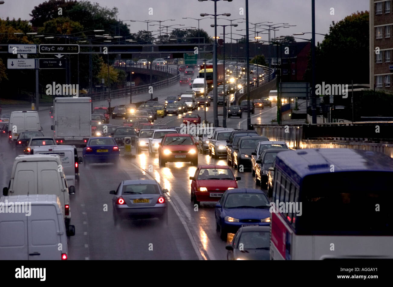 Il traffico delle ore di punta il traffico di lasciare Birmingham su un umido serata autunnale Foto Stock