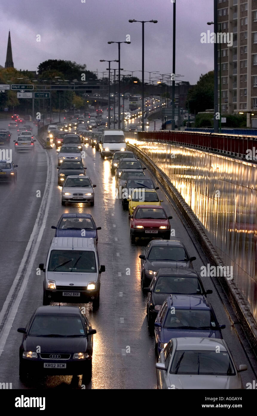 Il traffico delle ore di punta il traffico di lasciare Birmingham su un umido serata autunnale Foto Stock