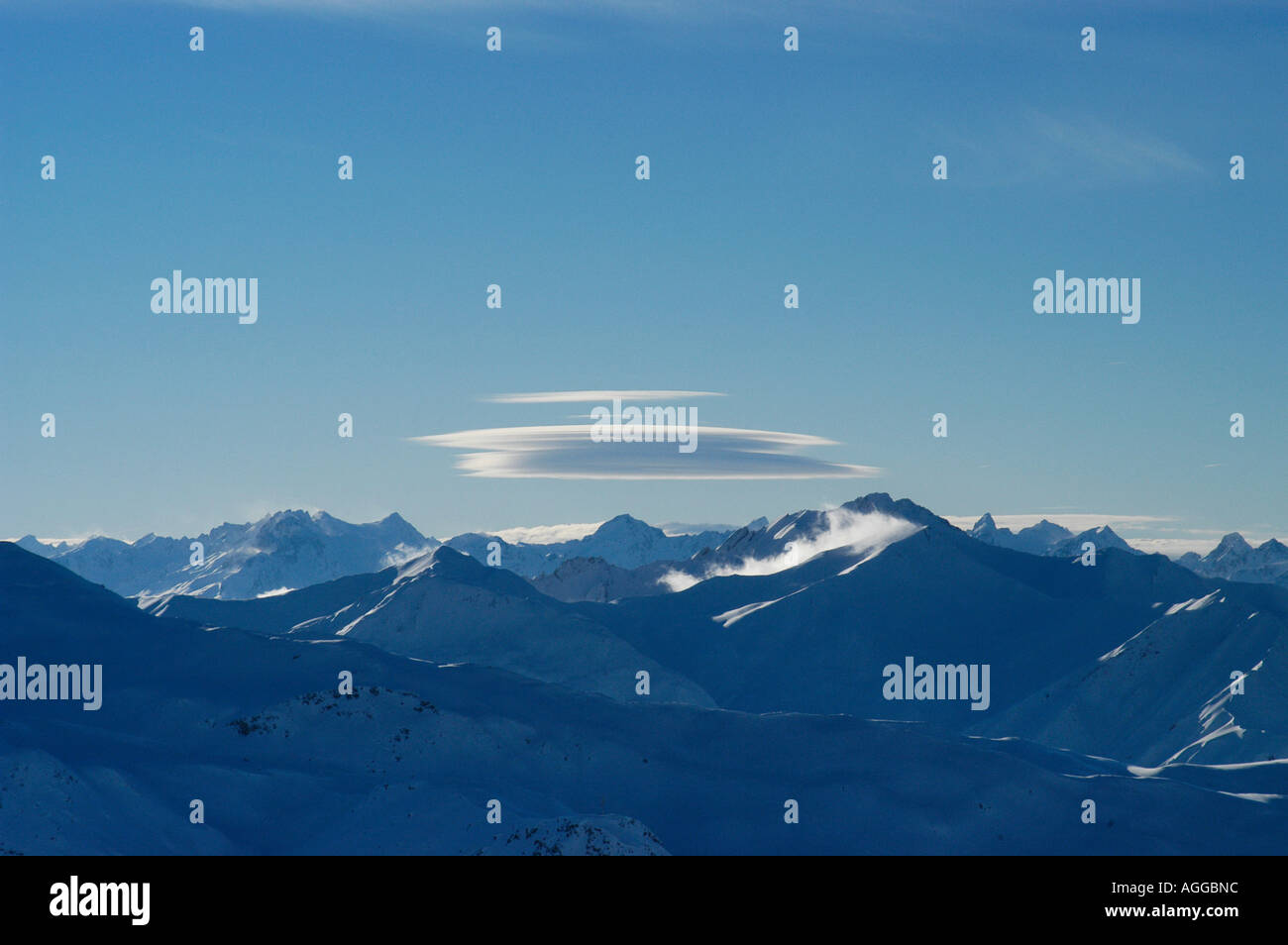 Cloud surreale formazione al di sopra della catena di montagna, Val Thorens, sulle Alpi francesi, Francia Foto Stock