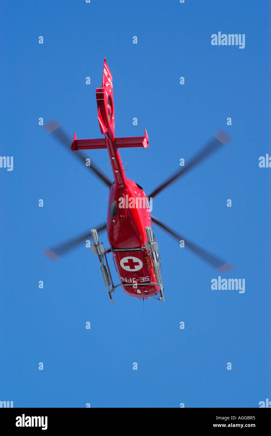 Elicottero di emergenza / ambulanza alla scena dell'incidente, Stoccolma, Svezia Foto Stock