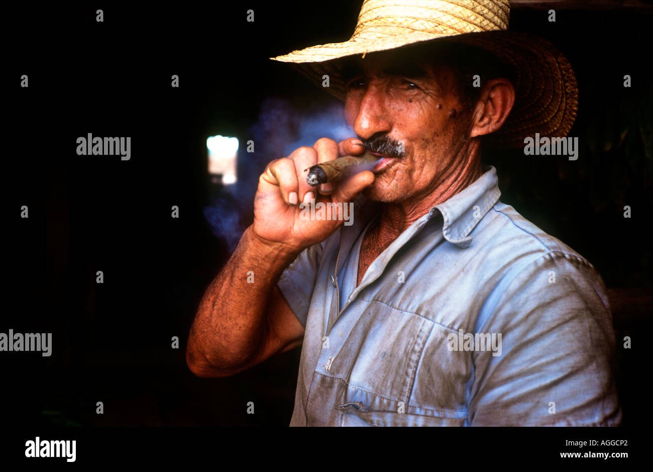 Il vecchio uomo di fumare il sigaro in Cuba Foto Stock