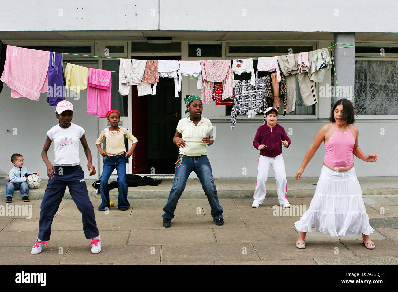 I bambini la pratica di danza si muove su un terreno a Edgware nel nord di Londra dove il latino Clan sono da Foto Stock