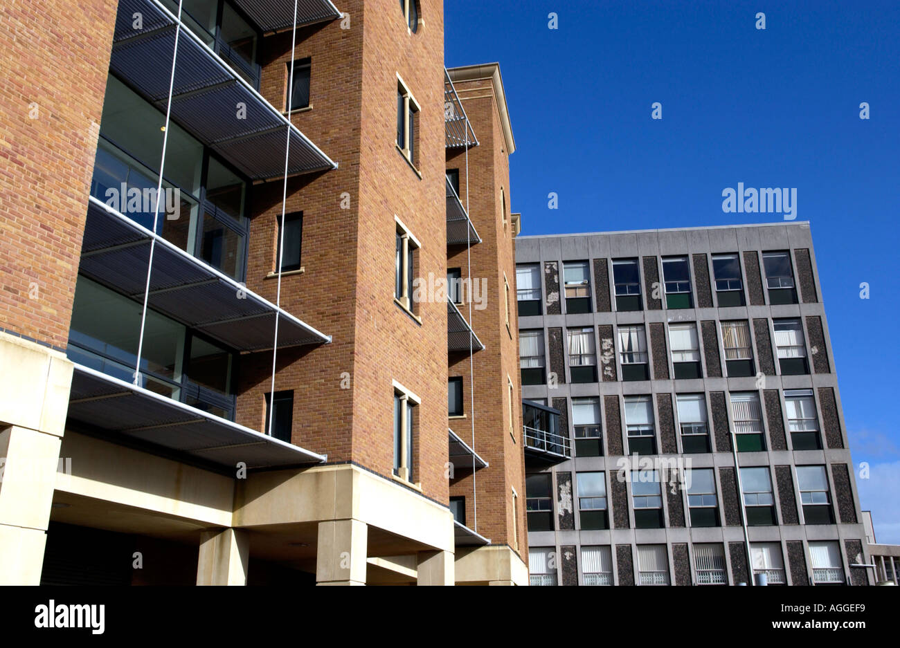 La chimica di sintesi la costruzione presso l'Università di Bristol REGNO UNITO Inghilterra giustapposto contro il precedente 70s building Foto Stock