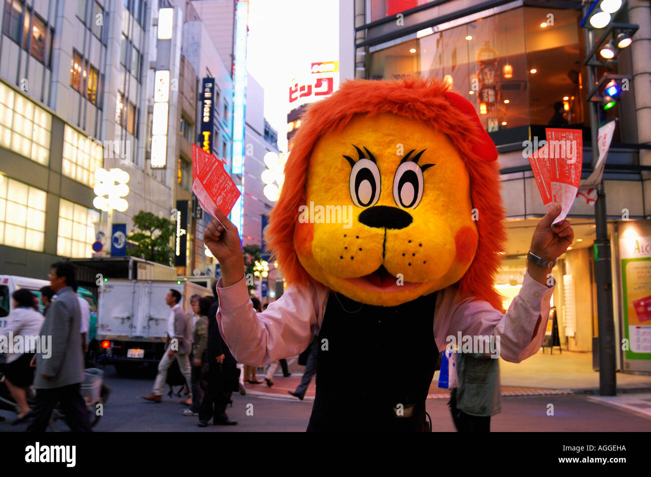 Street venditore vestito come maskot, con i buoni gratuiti, Tokyo, Giappone Foto Stock