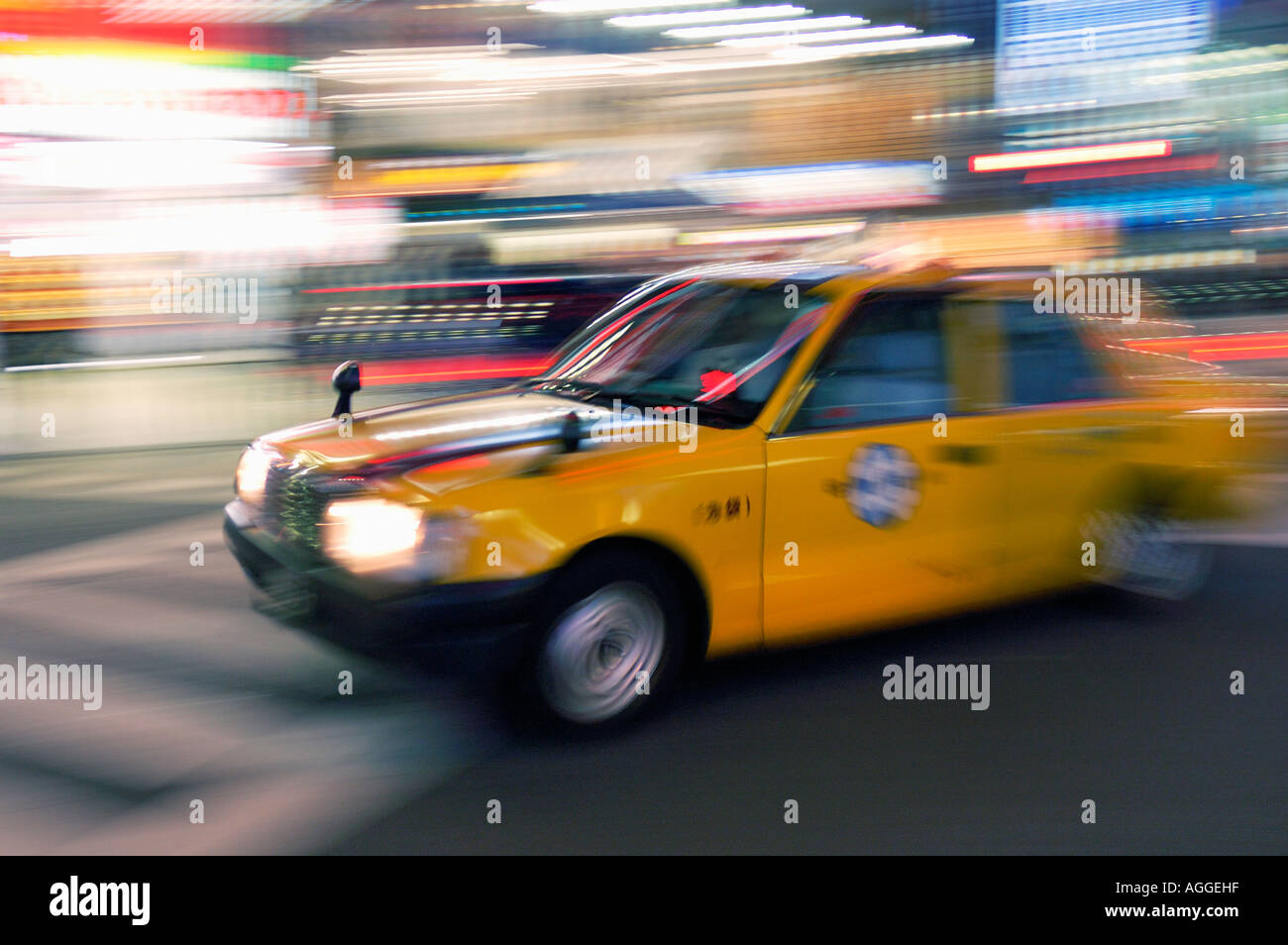 Accelerando il taxi, Tokyo, Giappone Foto Stock