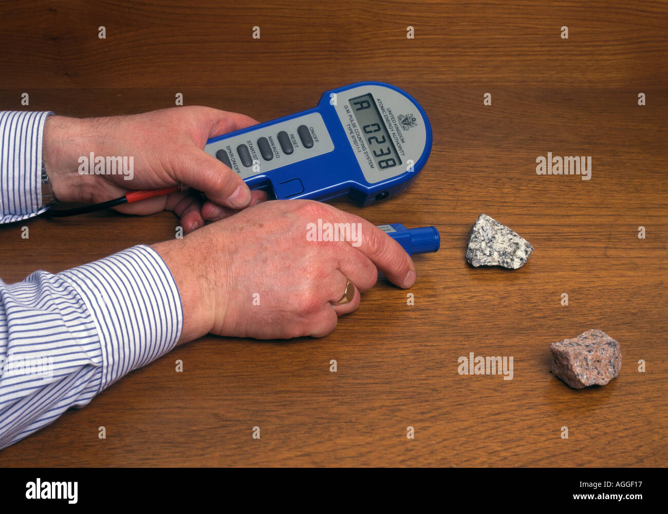 Misurare la radioattività di un campione di roccia con un contatore Geiger Foto Stock