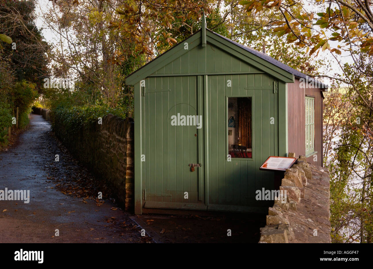 Dylan Thomas la scrittura di un capannone vicino alla casa-barca che è stata l'ultima dimora del poeta e sua moglie Caitlin in Laugharne Carmarthenshire Foto Stock