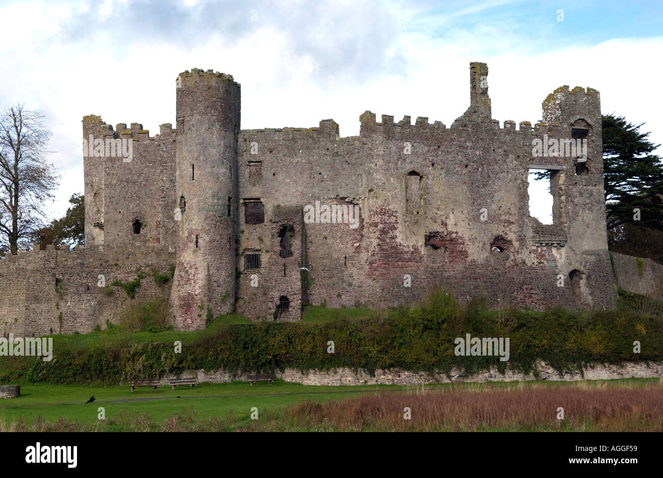 Laugharne castello risalente al XII secolo dove il poeta Dylan Thomas ha scritto ritratto dell'artista come un giovane cane Foto Stock