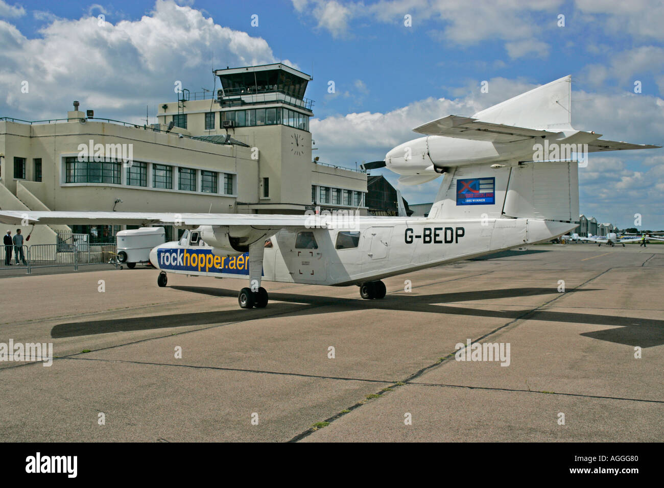 Saltaroccia aircaft commerciale di fronte all'Art Deco storico edificio terminal a Shoreham Airport West Sussex Foto Stock