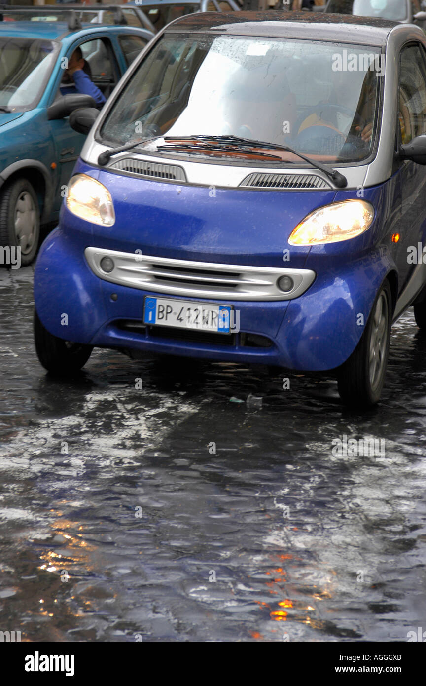Auto economico nel traffico, Roma, Italia Foto Stock