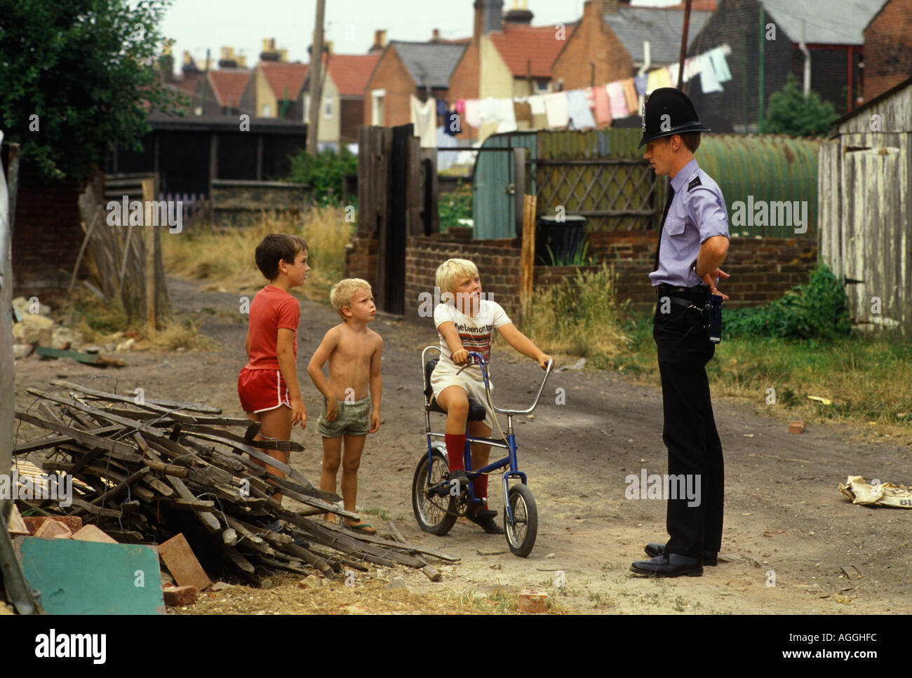 Poliziotto in servizio pattugliando ufficiale di polizia di comunità di strada che parla con Bambini piccoli bambini che giocano a Eastleigh Southampton UK England 1980 HOMER SYKES Foto Stock