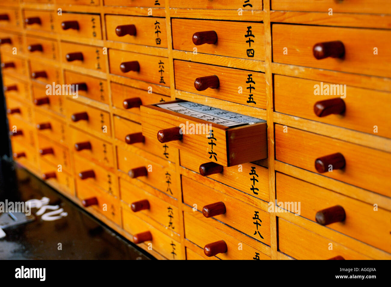 Cassetti contenenti Fortune, il Tempio di Sensoji, Asakusa, Tokyo, Giappone Foto Stock