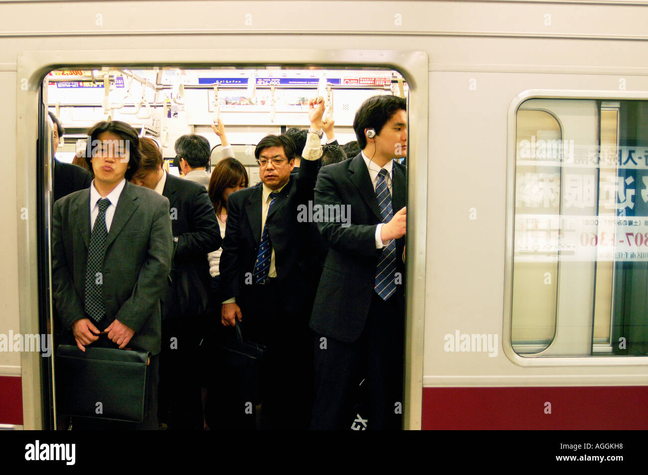 Affollato treno della metropolitana di Tokyo, Giappone Foto Stock