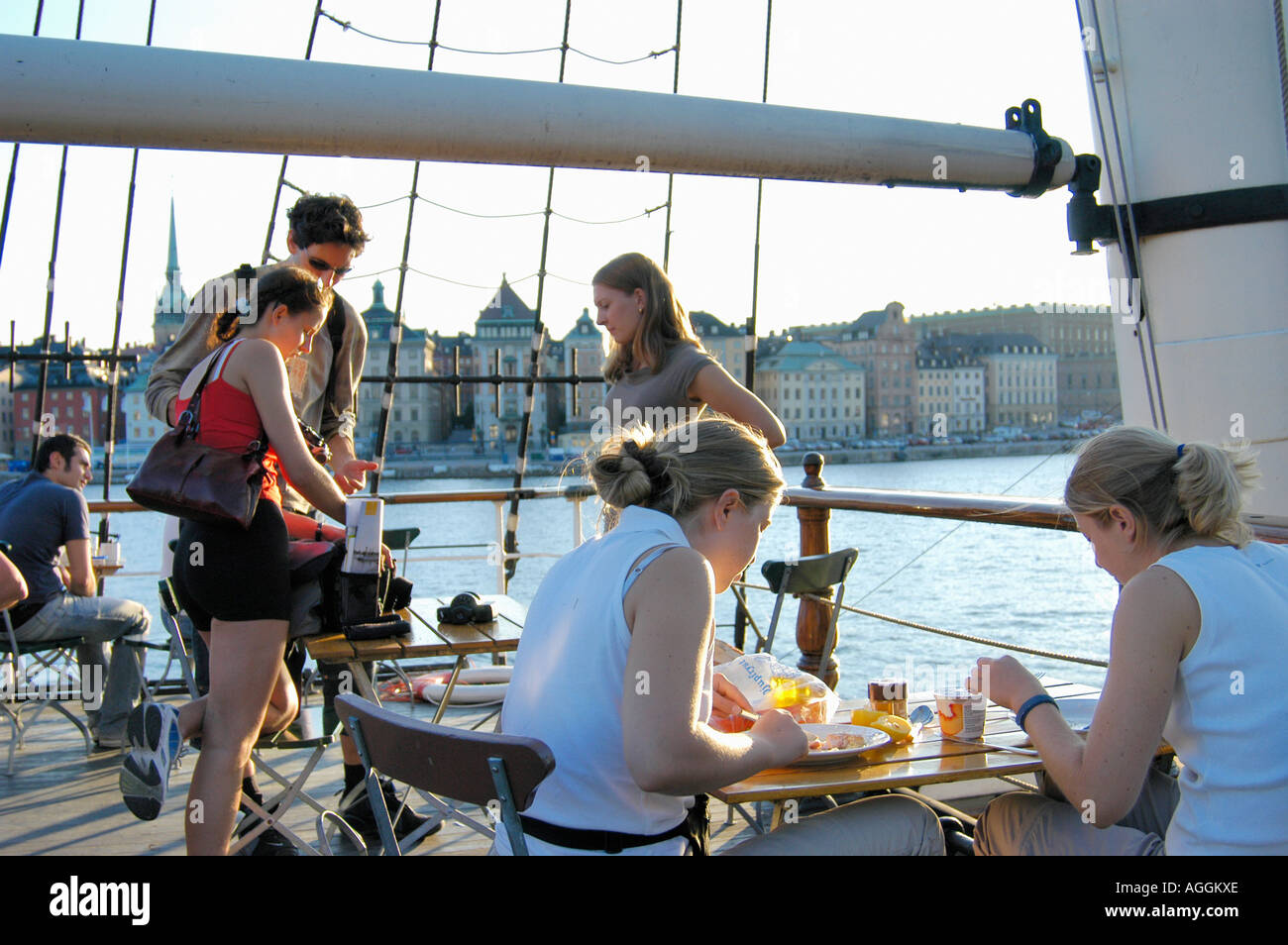 Persone in ristorante a bordo di principale attrazione turistica - la storica nave af Chapman, Skeppsholmen, Stoccolma, Svezia Foto Stock