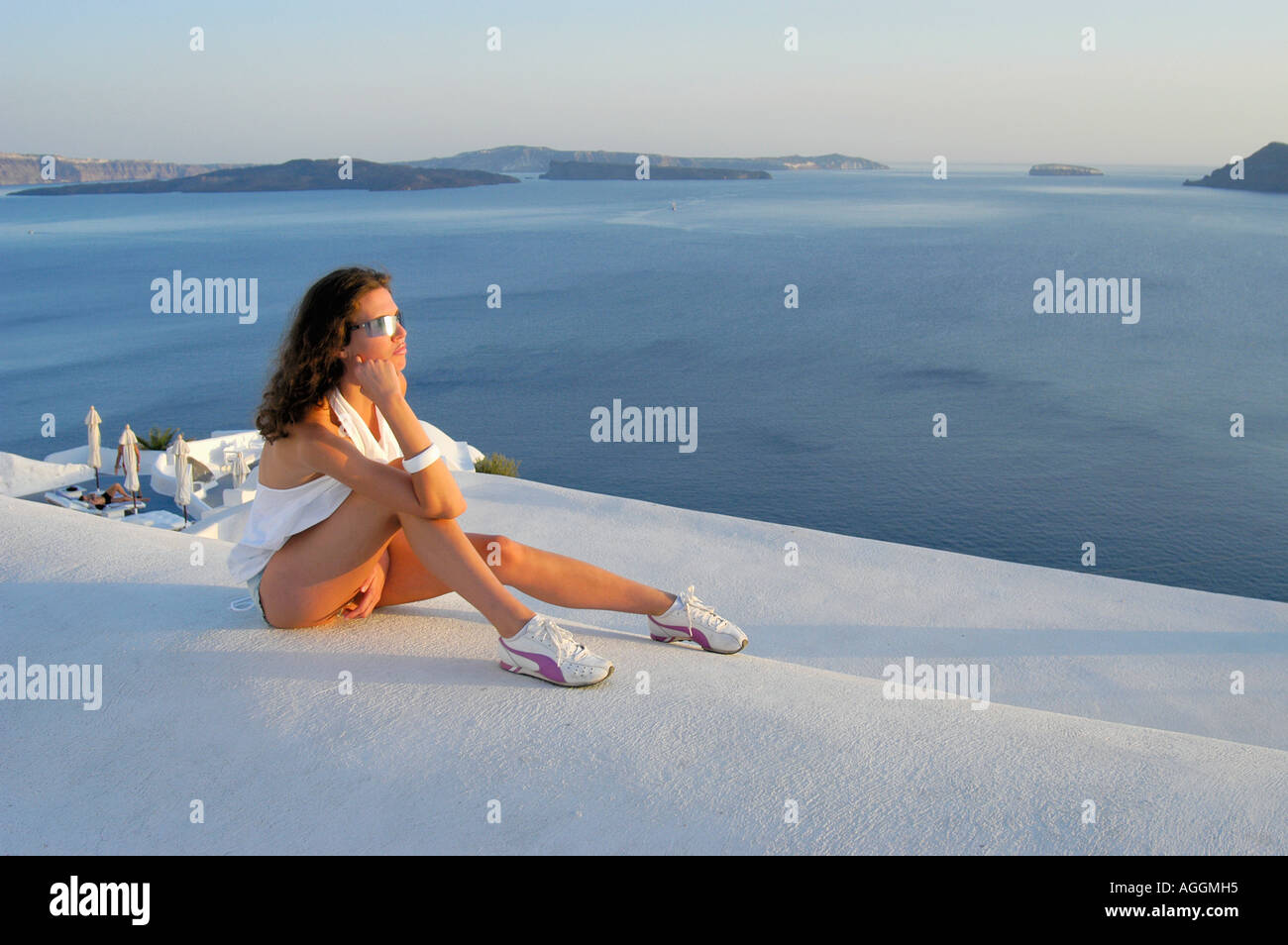 Giovane donna bello godendo la vista dell'oceano, Oia - Santorini, Grecia Foto Stock