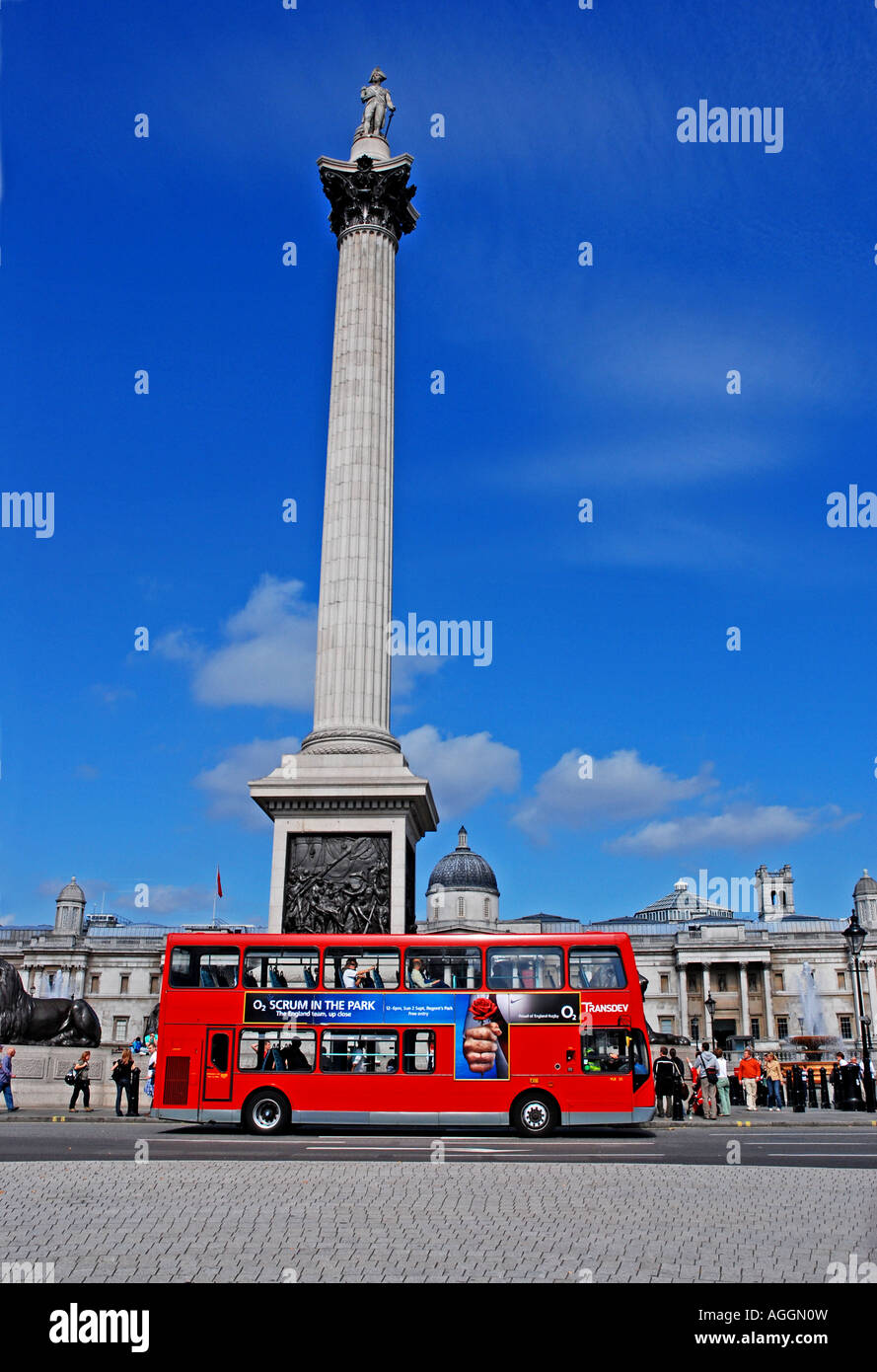 Colonna di Nelson e red London bus Foto Stock