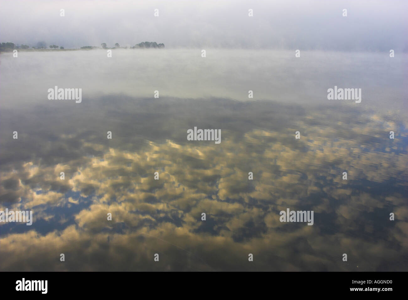 La riflessione del cielo sulla superficie del lago, in Germania, in Sassonia, Poehl del serbatoio. Foto Stock