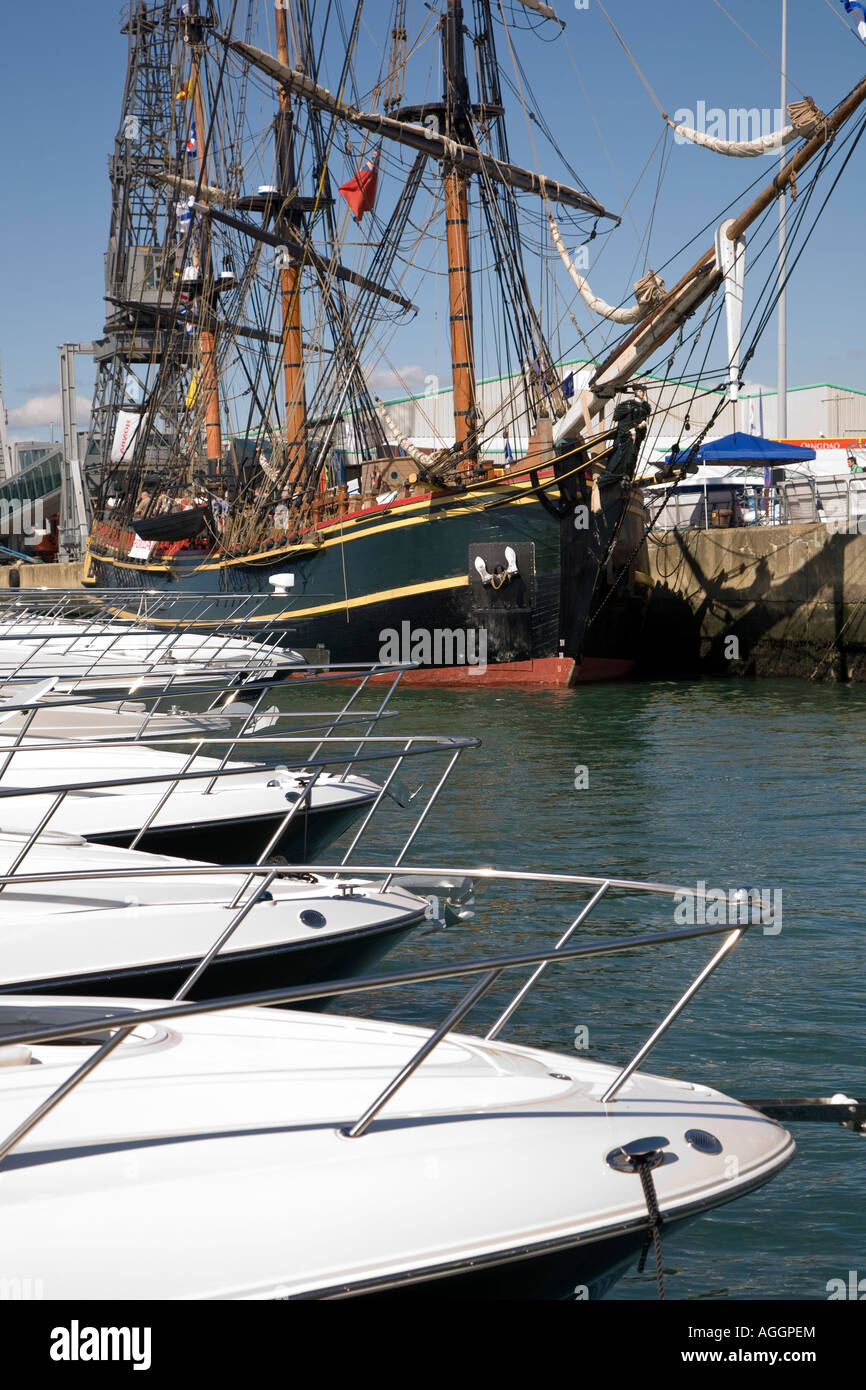 HMS Bounty ormeggiate vicino moderne imbarcazioni di potenza a Southampton Boat Show Foto Stock