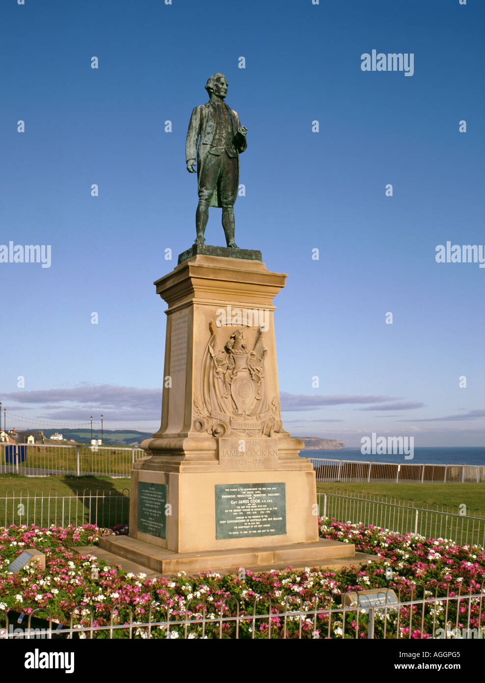 Statua del capitano James Cook, West Cliff, Whitby, North Yorkshire, Inghilterra, Regno Unito Foto Stock