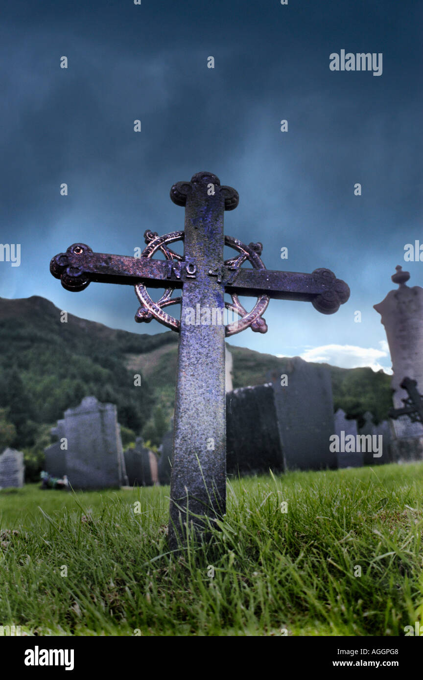 Chiesa medievale e sepoltura, croce celtica, Isola di Skye in Scozia Foto Stock