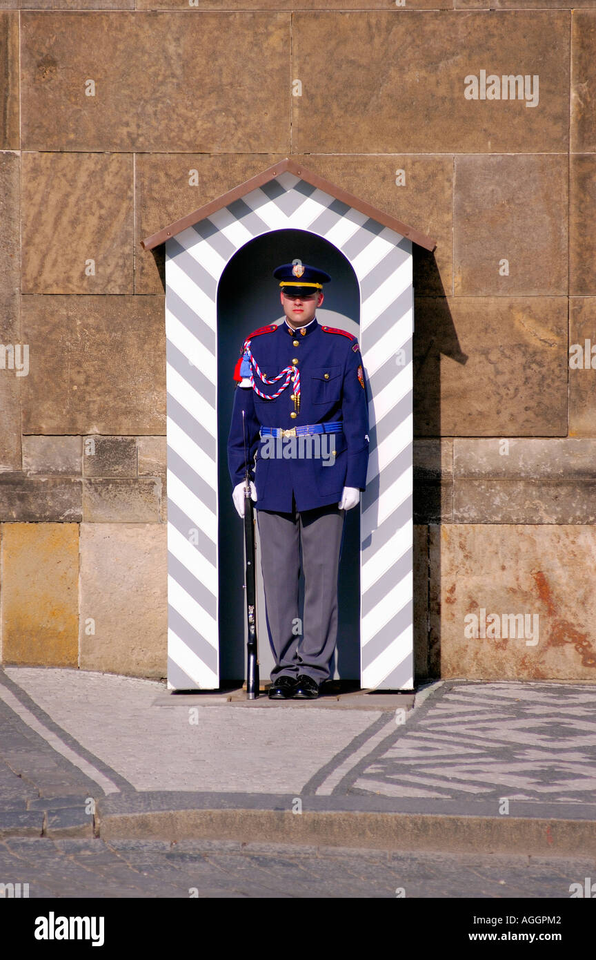 Sentinel presso il Castello di Praga, la Città Vecchia di Praga, Repubblica Ceca Foto Stock