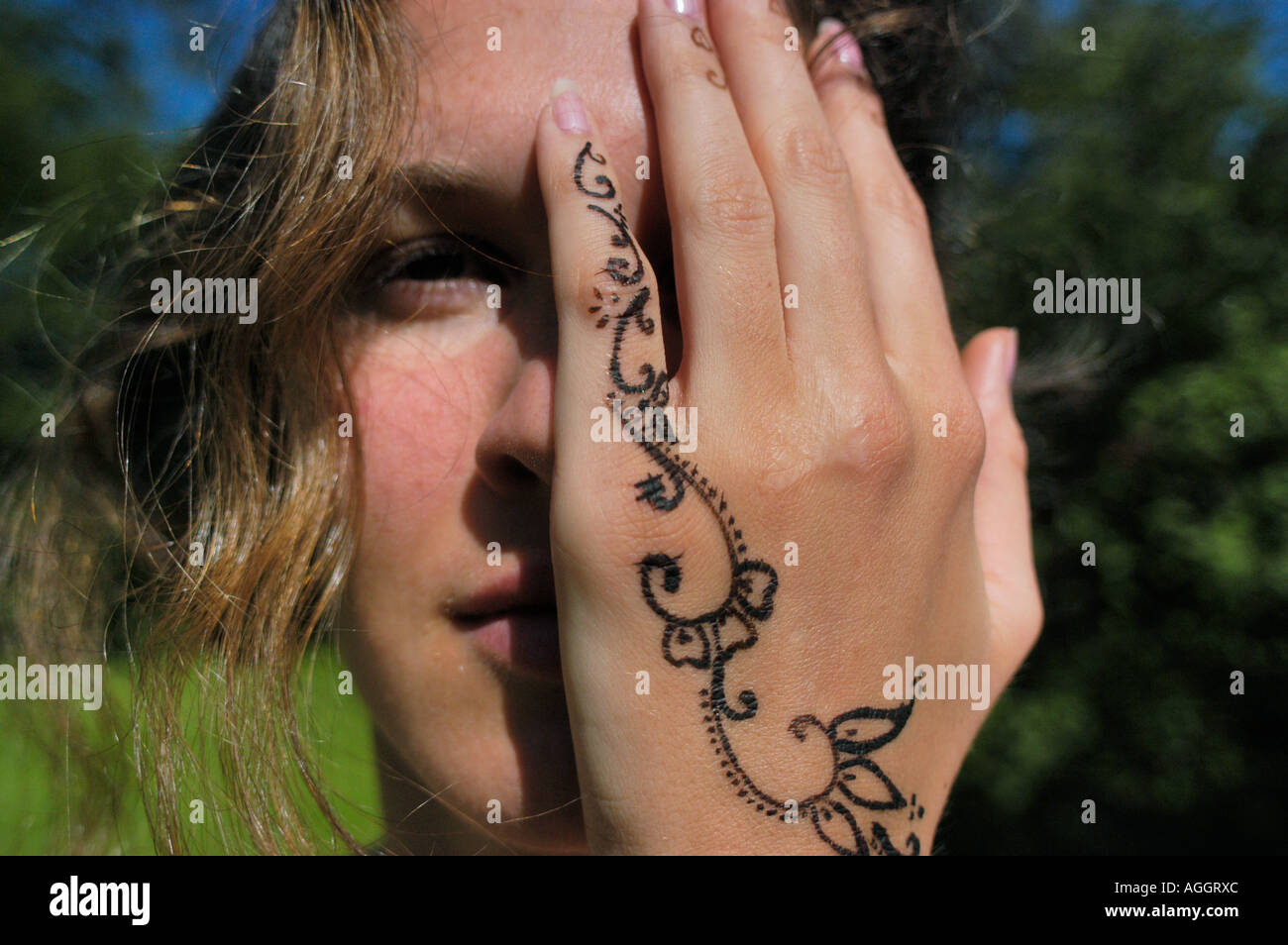 Henna sulla mano femmina Foto Stock