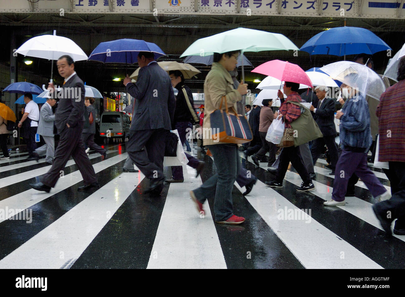 Heavy Rain e persone con ombrelloni, Ueno, Tokyo, Giappone Foto Stock