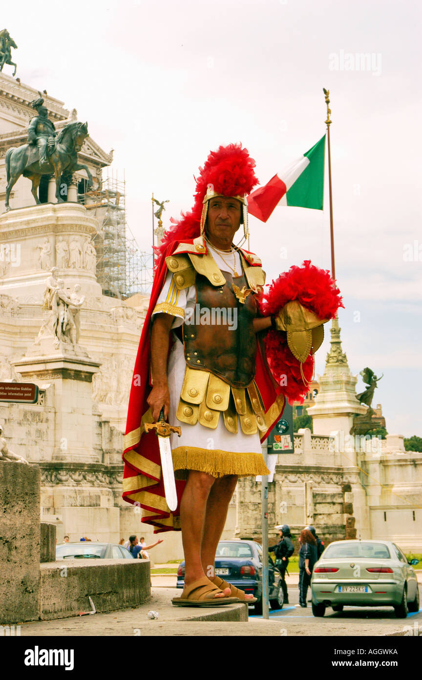 Soldato Romano che pongono, Roma, Italia Foto Stock