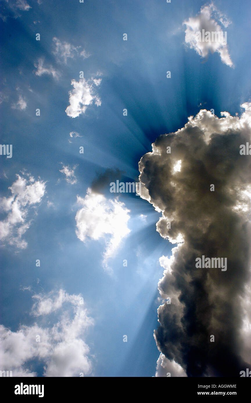 Sun dietro le nuvole Foto Stock