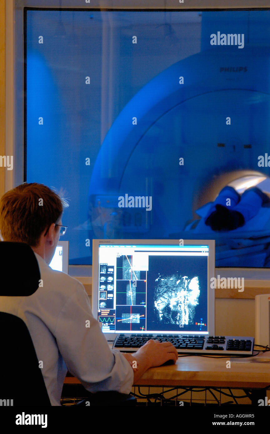Medico con un imaging a risonanza magnetica (RM) macchina e paziente, Svezia Foto Stock