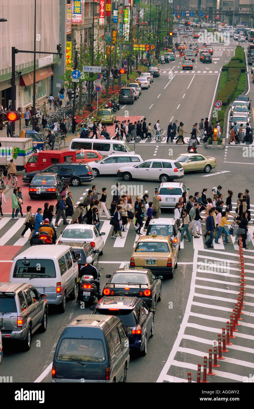 Ora di punta in attraversamento pedonale in Shinjuku, Tokyo, Giappone Foto Stock
