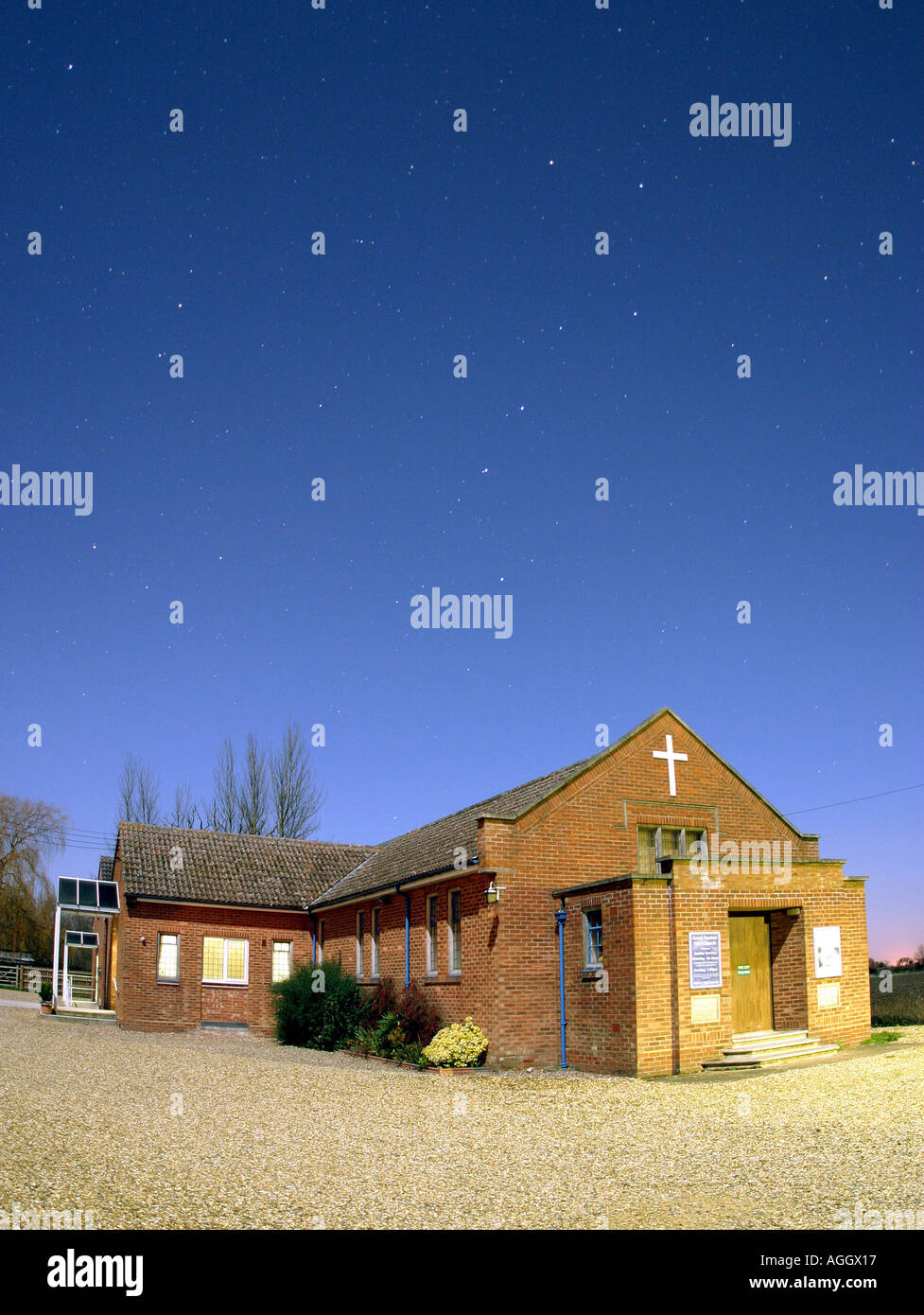 Una chiesa edificio in moonlight alcune stelle sono visibili tra cui la stella polare e big dipper costellazione dell'Orsa Maggiore Foto Stock