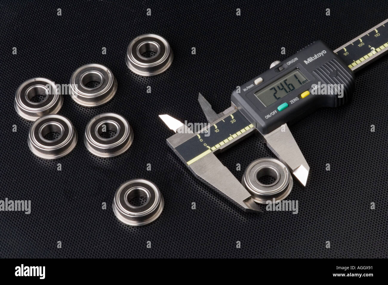 Un calibro digitale utilizzato per misurare il diametro dei componenti Foto Stock