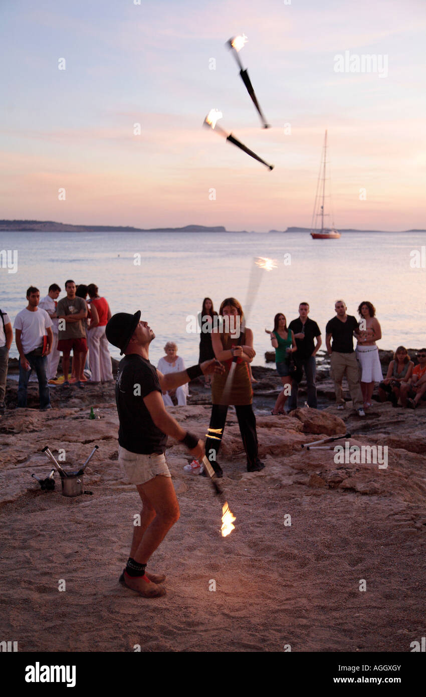 Un giocoliere di eseguire per i turisti al Café del Mar, Ibiza, Spagna Foto Stock