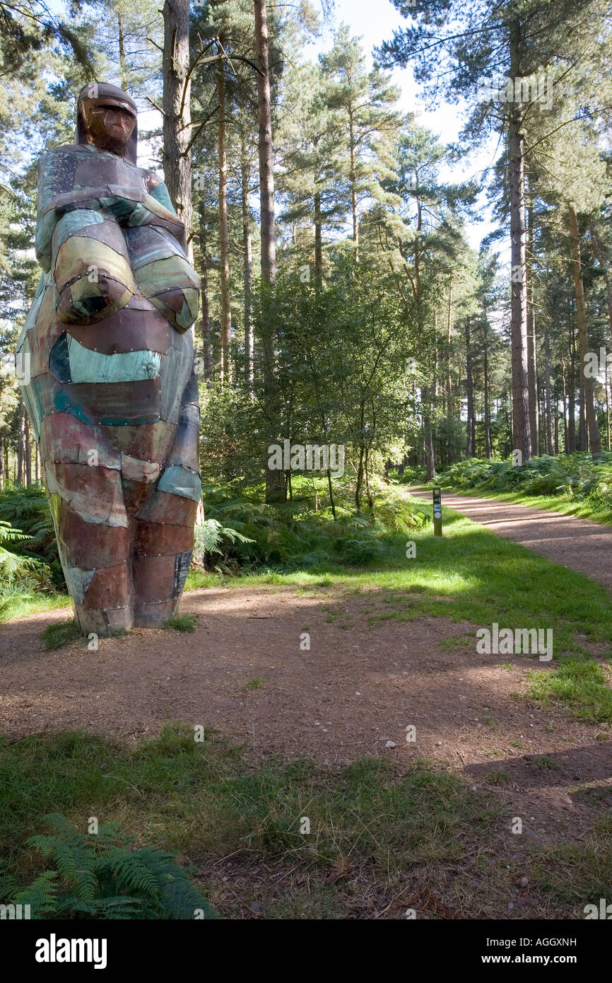 Cannock Chase, Route per la salute a piedi, la Madre Terra statua, Staffordshire, Inghilterra Foto Stock