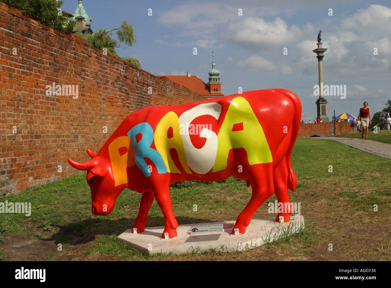 Varsavia Città Vecchia Polonia Arte Moderna mucca figura contrassegnato Praga sorge accanto alle vecchie mura della città prese Estate 2005 Foto Stock