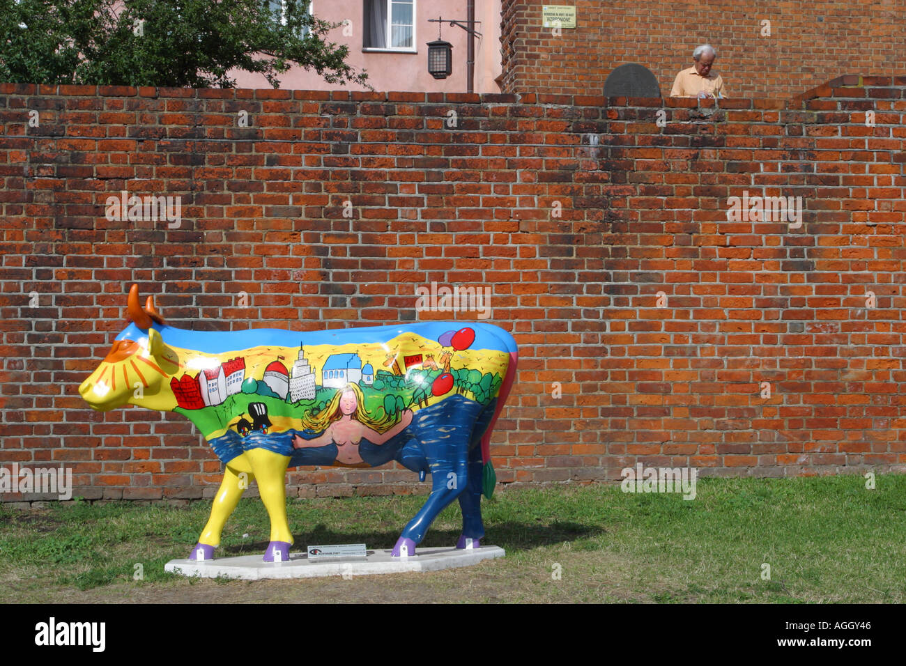 Varsavia POLONIA Città Vecchia Arte Moderna Cowparade mucca figura contrassegnata con Syrena sorge accanto alle vecchie mura della città prese Estate 2005 Foto Stock