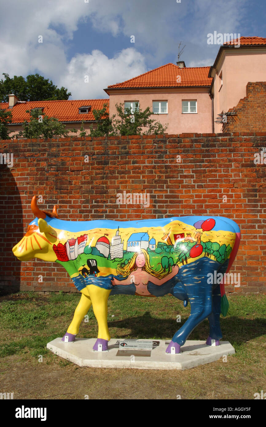 Varsavia Città Vecchia Polonia Arte Moderna mucca figura con dipinti simbolo Syrena sorge accanto alle vecchie mura della città prese Estate 2005 Foto Stock