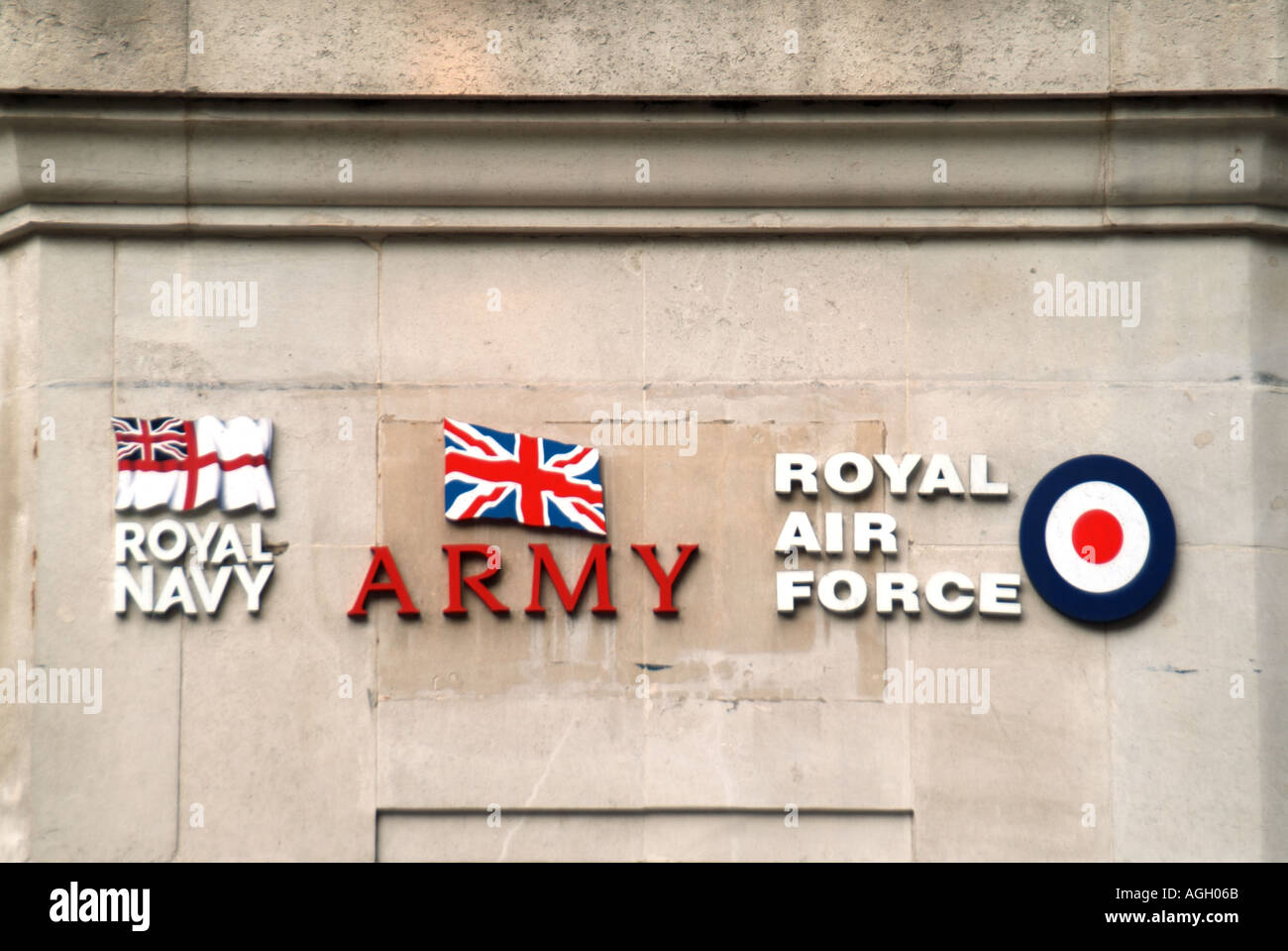 Londra segni sul muro di pietra sopra gli uffici di reclutamento per le forze armate Foto Stock