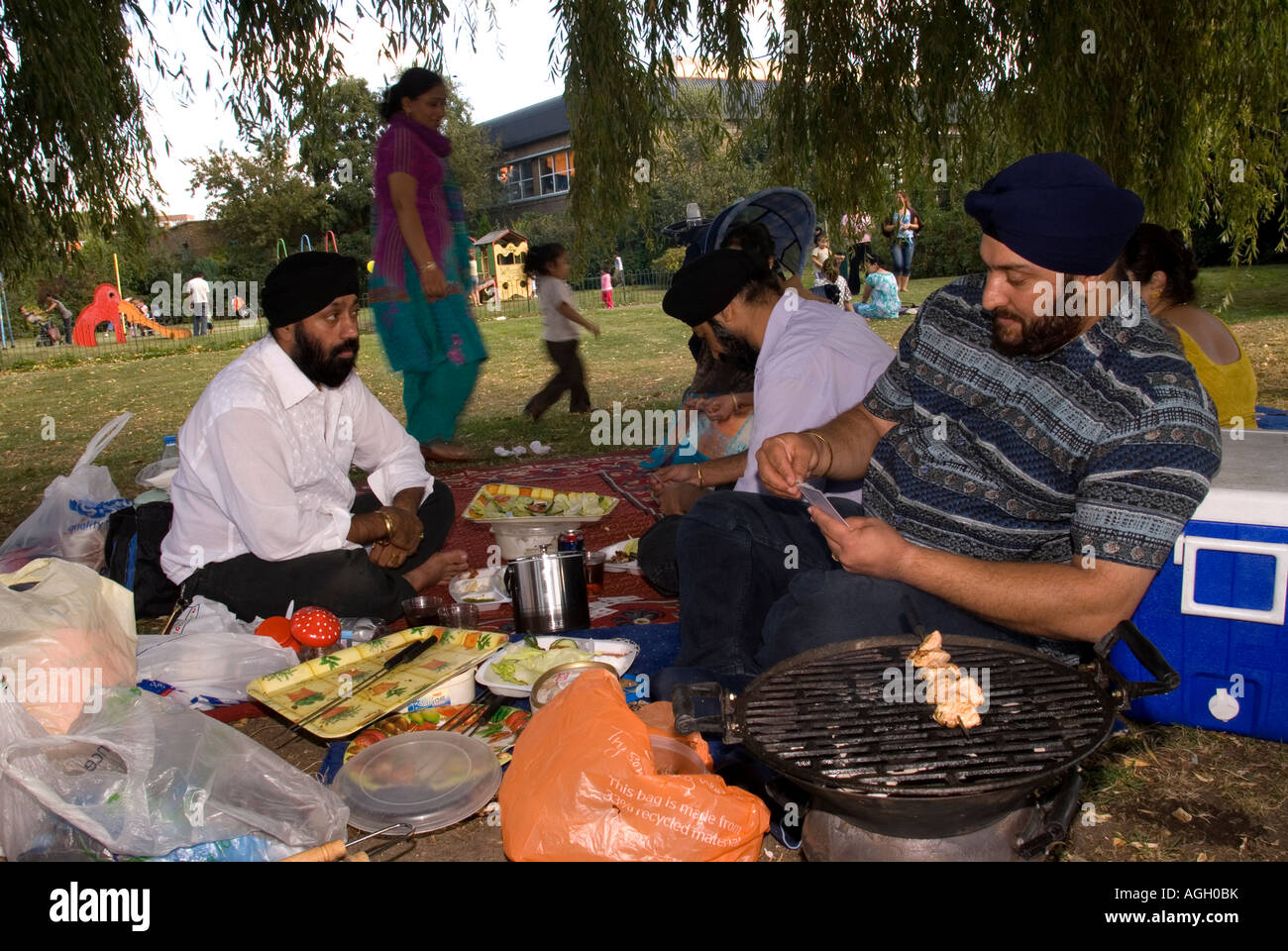 La religione sikh famiglia avente picnic nel parco durante una comunità giornata di divertimento, Heston, Middlesex, Regno Unito. Foto Stock